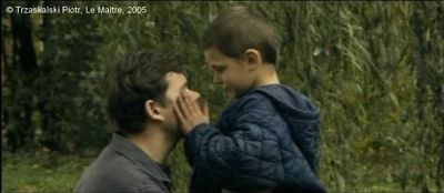 Photogramme - Yeux 4 : Le Maître, Plan 211. 1h. 40' 24".  L’enfant aveugle, Jas, se précipite vers son père, lui touche le visage, et lui dit avec un grand bonheur : Papa.