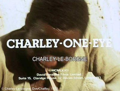   Charley-Le-Borgne  de Don Chaffey.     Photogramme 8.  Le Soldat mange les restes, inscription du titre du film.