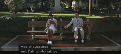 Forrest Gump de Robert Zemeckis. Photogramme banc 6 : Forrest est attiré par la blancheur des chaussures de la nurse, qui contraste d'ailleurs, avec les chaussures sales de Forrest : « Vos chaussures ont l'air confortables... »