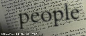 Into the Wild, plan 1421. Au cours de la lecture, gros plan sur le mot gens (people), qui va se détacher de la page et qui va grossir. Lire la suite.