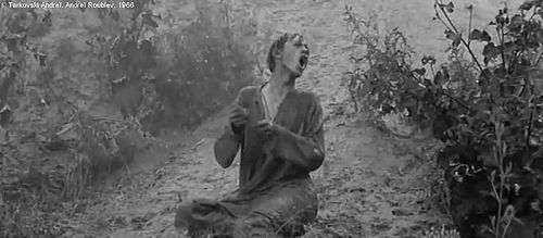 Andreï Roublev, plan 329. Boris trouve l'argile, il crie : "Je l'ai trouvée."