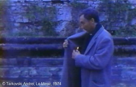 Nostalghia, Plan 119h. Le poète protège la flamme de la bougie avec son manteau. Lire la suite.