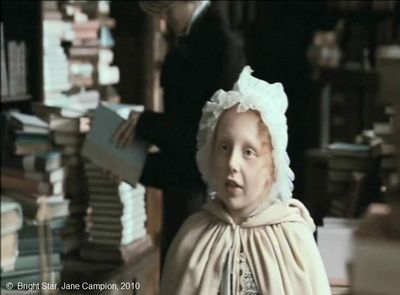  Bright Star de Jane Campion.     Photogramme 7.  Toots et Samuel Brawne chez un libraire.
