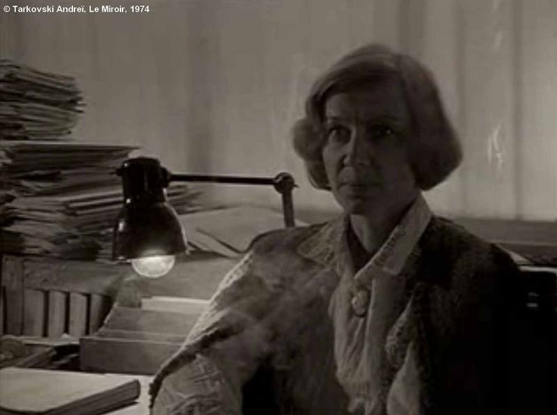 Fichier:Lisa Tarkovski lemiroir plan000 lisa severe 1400p1.jpg