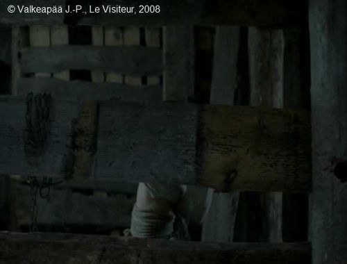 Le Visiteur (Muukalainen), plan 134b, ensuite, à travers une ouverture de l'étable (barrage), nous observons une scène insolite : l'Enfant va enrouler minutieusement et très calmement, la corde autour de sa petite taille. Lire la suite.