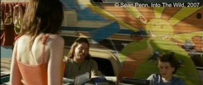 Photogramme 64 : Into The Wild, plan 1270. Comme par enchantement, c'est Tracy qui décide de venir voir Christopher.