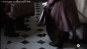   Les Âmes Grises  d'Yves Angelo.   Photogramme 1. 0h 05' 46".  Le gant de Lysia qui tombe.