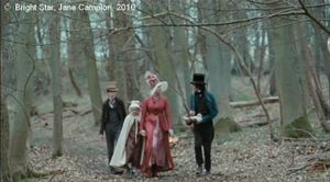   Bright Star de Jane Campion.     Photogramme 16.  John Keats court rejoindre Fanny dans la forêt.
