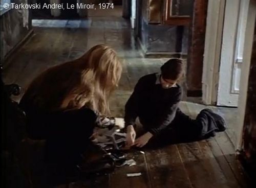 Le Miroir, plan 80. En voulant mettre l'argent dans le sac, Ignat crie : "Il y a du jus."