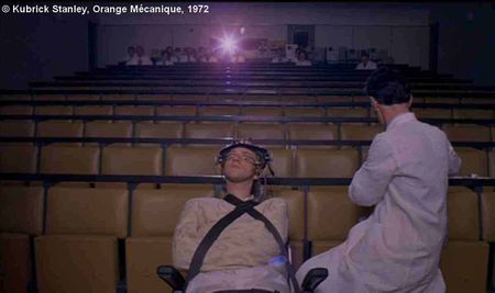 Orange Mécanique. Assassin, Alex accepte de se soumettre à un lavage de cerveau.