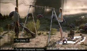 The Pledge de Sean Penn. Photogramme - 39. 1h 09’ 13’’. L’installation de la « balançoire-hameçon ».