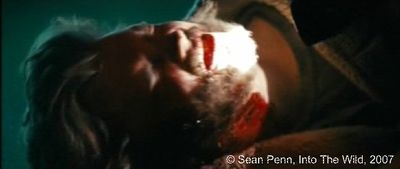 Photogramme 48 : Into The Wild, Plan 1033. Si, jusqu'à présent, les voyages clandestins de Christopher dans des trains marchandises se passaient relativement bien, hélas, en partant de Los Angeles il sera repéré par le service de contrôle des trains et il sera rudement tabassé et menacé de mort.