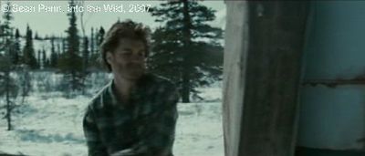 Photogramme 5 : Into The Wild Plan 118. Christopher visite le Bus, il découvre des ustensiles de cuisine, ensuite, un lit, une cheminée. Il sort le matelas, et commence à le frapper avec un bâton.