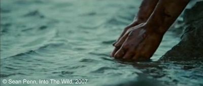 Photogramme 58 : Into The Wild, Plan 1194. Ses mains sont rouges de sang de l'animal. Il essaye de les laver avec l'eau de la rivière, mais il sait que toute l' eau de l'Alaska ne suffira pas à nettoyer son âme de cette terrible épreuve.