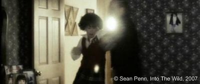 Photogramme 50 : Into The Wild, Plan 1106. une grande dispute des parents de Christopher, devant les enfants, à propos de l'argent des cadeaux de Noël.