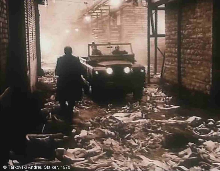 Fichier:Stalker Tarkovski Plan 21 Avant zone rue chargée.jpg