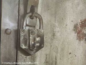 Charley-Le-Borgne de Don Chaffey. Photogramme 79. La présence d'un cadenas ne signifie pas forcément qu'une portière est fermée.