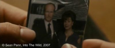 Photogramme 16 : Into The Wild Plan 321. Il sort de son portefeuille une photographie de ses parents, il la regarde quelques secondes.