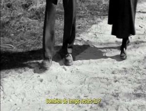  Viridiana de Luis Buñuel.     Photogramme - Plan 4a.  Les pieds de Don Jaime et de Viridiana.
