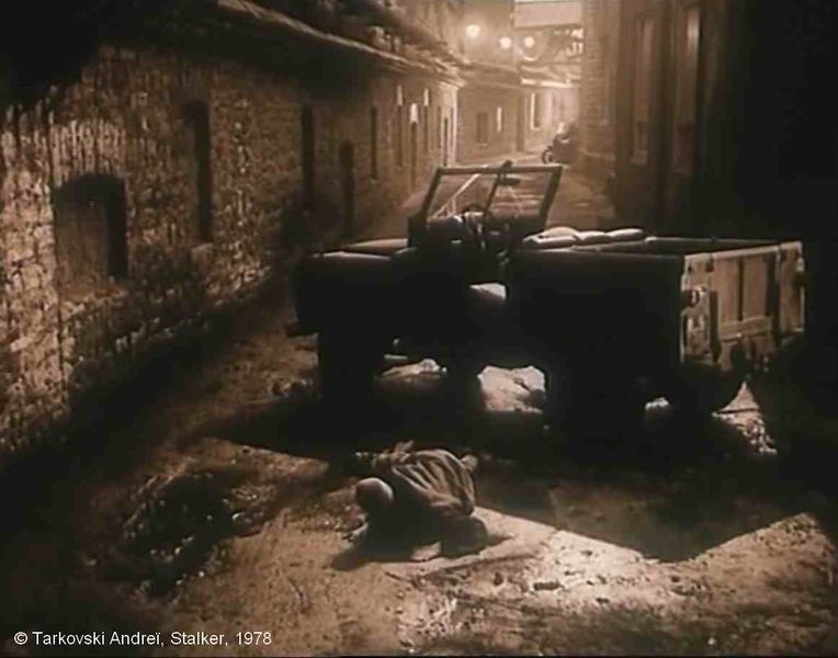 Fichier:Stalker Tarkovski Plan 19b Avant zone Ne bougez pas.jpg