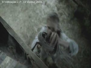Le Visiteur, photogramme - plan 133, à son réveil, sa première tache (qui restera pour nous, un grand mystère), consiste à se rendre à l'étable, et de prendre une corde suspendue à un crochet.