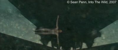 Photogramme 60 : Into The Wild, Plan 1234. La séquence termine avec Christopher nu, qui nage sur le dos, les bras en croix et qui se laisse aller au gré de la rivière.